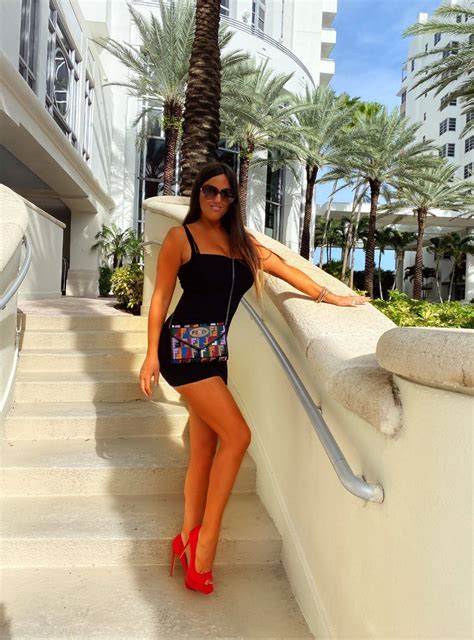  Discover the Secrets of Claudia Romani's Stunning Physique 