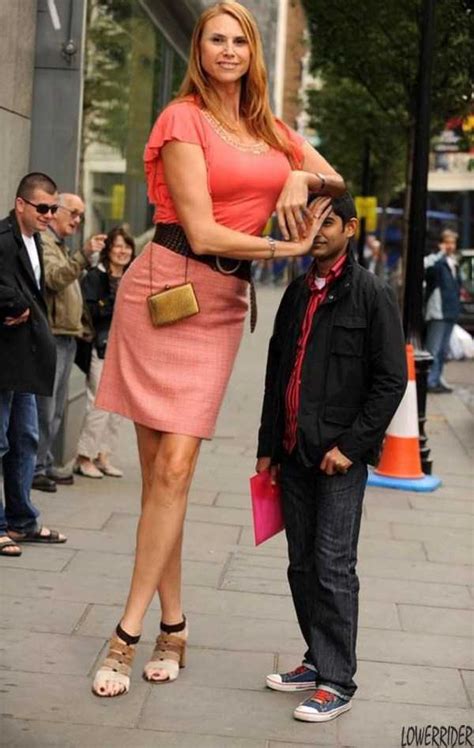  How tall is the stunning model?