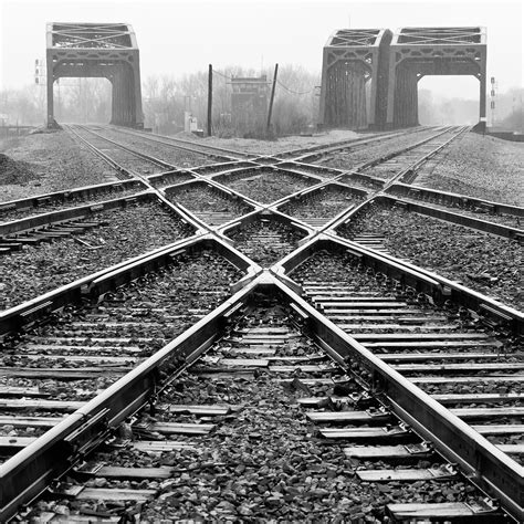  Overcoming Challenges: The Importance of Intersecting Railway Lines in Dream Analysis 