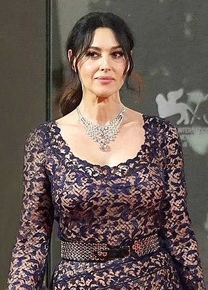 Amanda Bellucci Height and Figure: What's Her Secret?