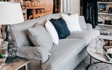 An Essential Guide to Purchasing a Sumptuous Sofa Upholstered in Fine Animal Hide