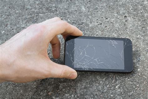 Analyzing the Connection between Damaged Mobile Devices and Social Isolation