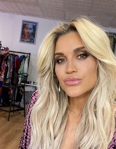 Ashley Roberts' Figure Revealed