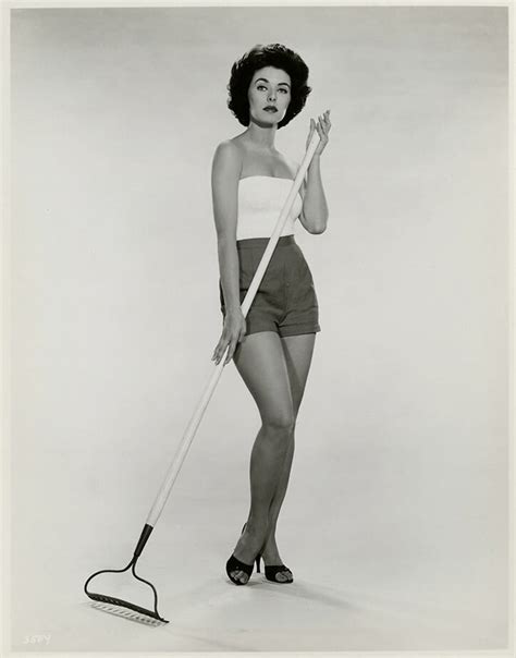 Carmen Phillips' Figure and Body Measurements