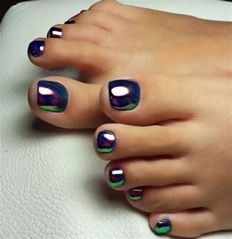 Choose the Right Color and Finish for Your Toenail Polish