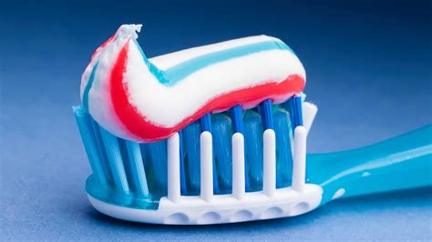 Choosing the Right Toothbrush and Toothpaste for Optimal Oral Health