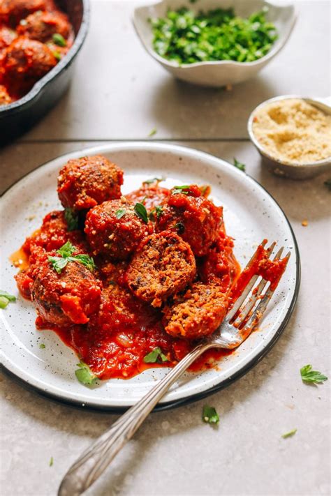 Creating Flavorsome Vegetarian and Vegan Meatballs: Mastering Taste and Texture