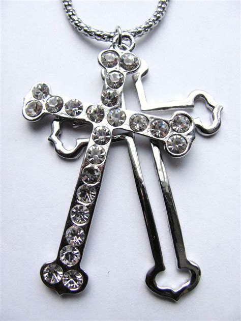 Cross Pendant Styles: From Classic to Contemporary