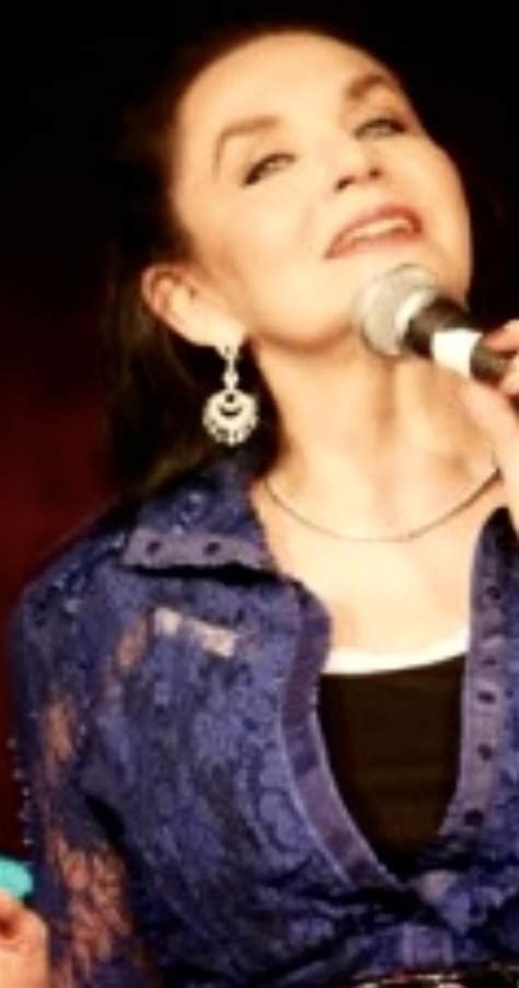 Crystal Gayle Biography