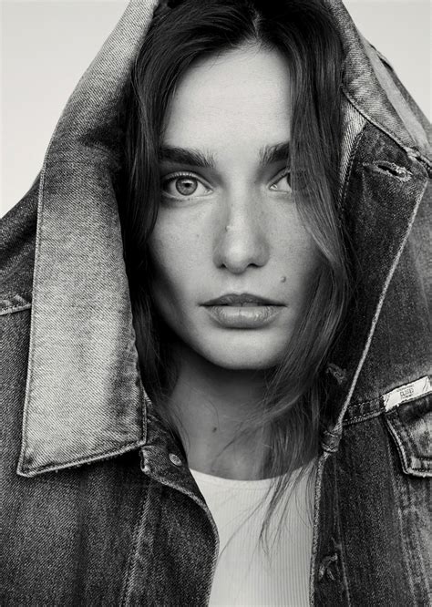 Details about Andreea Diaconu's figure