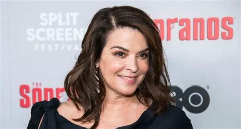 Details on Annabella Sciorra's body stats and height measurement