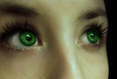 Discerning the Symbolism Behind Emerald-Colored Eyes in Dreams