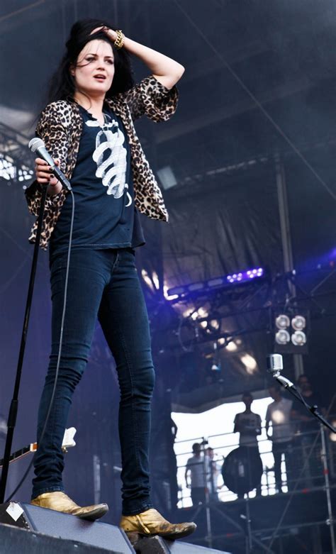 Discover Alison Mosshart's Personal Fashion Sense