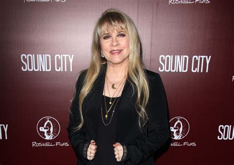 Discover Stevie Nicks' Height Measurements