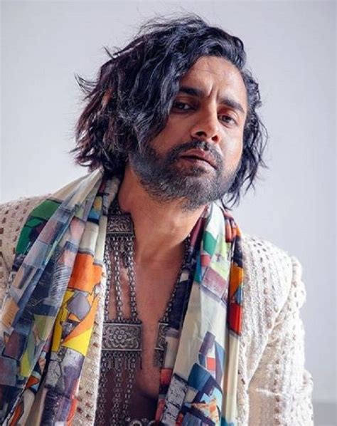 Discover details about Chandan Roy Sanyal's physical attributes.