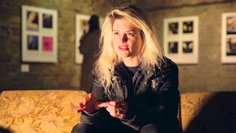 Discover the Distinctive Vocal Talent of Alison Mosshart