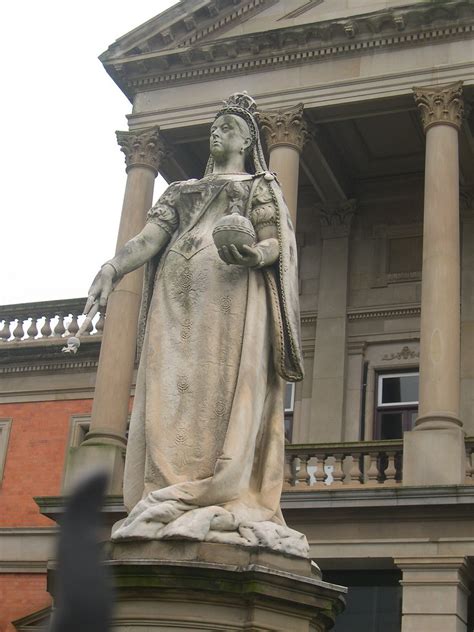 Discovering Victoria's Stature