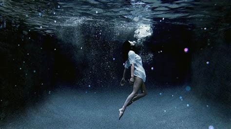 Dive Into the Depths: Deciphering the Symbolism of Submersion in Water Dreams