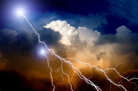 Dream Interpretation: Decoding the Symbolism of Thunderbolts and Storms