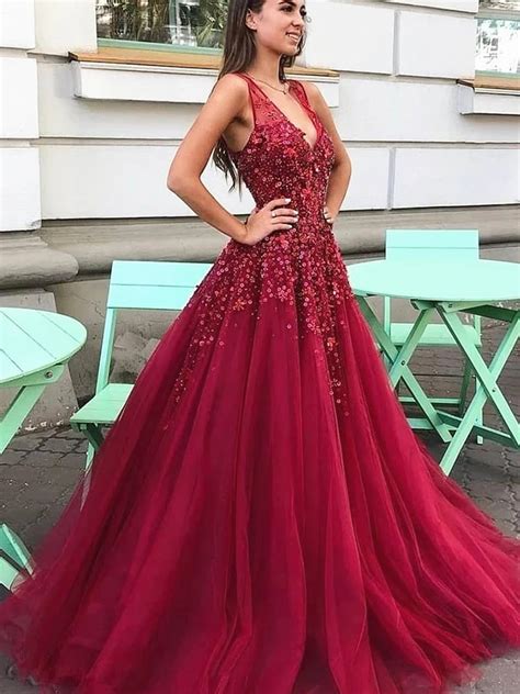 Dress to Impress: How to Find the Perfect Scarlet Gown