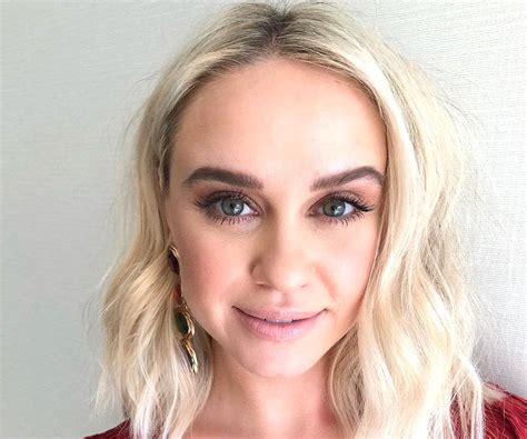 Early Life and Background of Becca Tobin