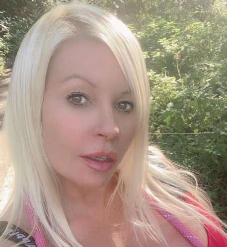 Early Life and Background of Michelle Thorne