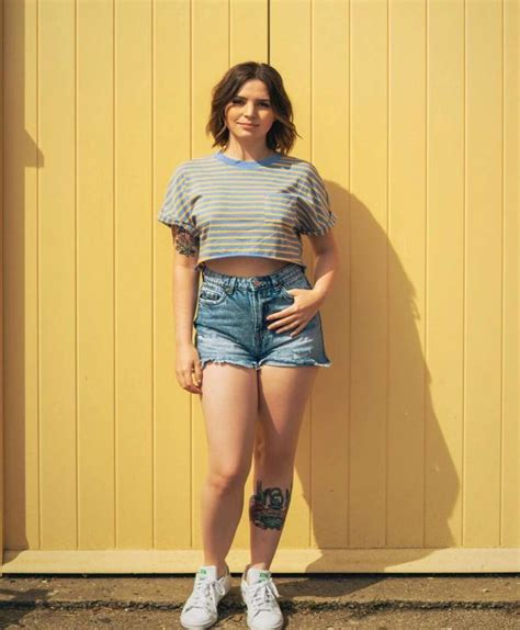 Emma Blackery's Stature and Physique