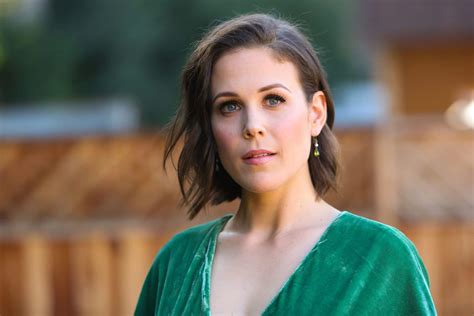 Erin Krakow Biography