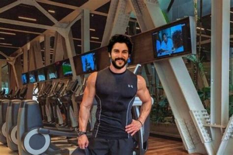 Exploring CZN Burak's Physique and Exercise Regimen