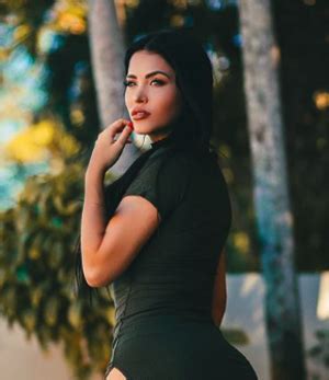 Exploring Claudia Alende's Height and Grace