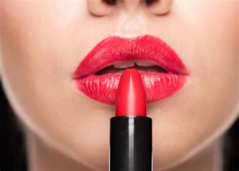 Exploring the Cultural Significance of Lipstick Breakage in Dreams