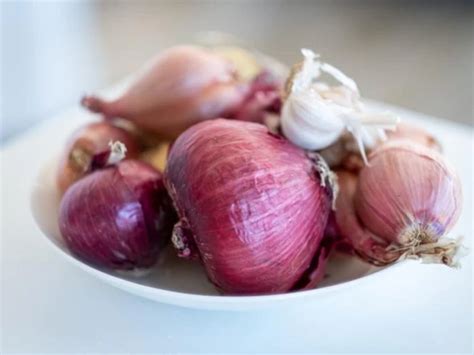 Exploring the Emotional Significance of Onions in Dream Interpretation