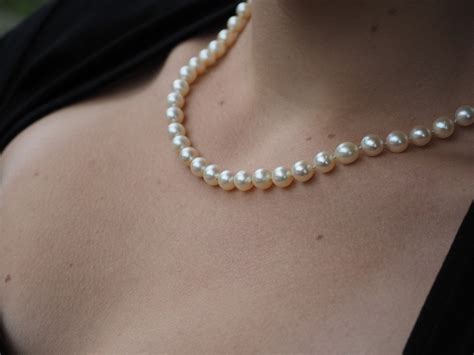 Factors to Consider When Selecting a White Pearl Necklace