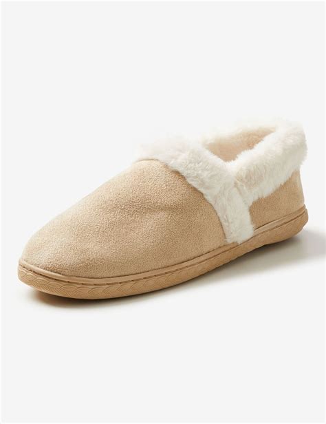 Fashion Meets Function: Slipper Designs That Combine Style and Practicality