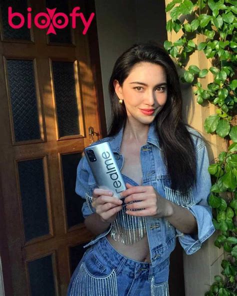 Figuring out Davika Hoorne's Body Measurements