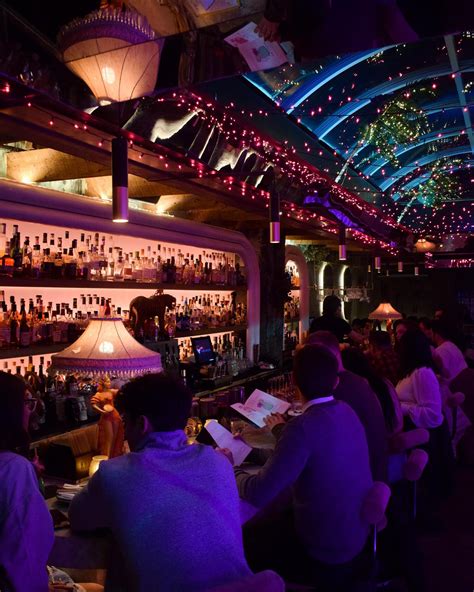 From Urban Elegance to Tropical Bliss: Diverse Ambiances of Modern Cocktail Bars