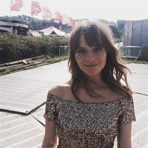 Gabrielle Aplin: Early Life and Musical Beginnings