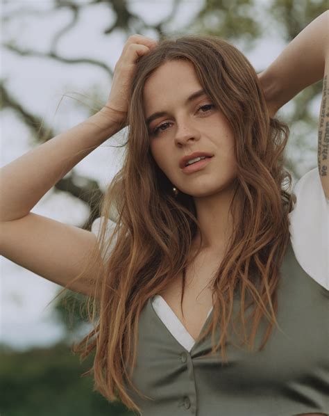 Gabrielle Aplin: Personal Life and Relationships