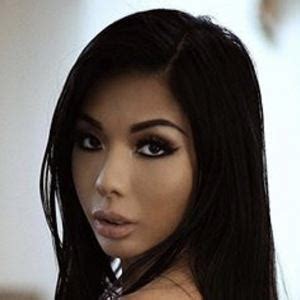 Height Matters: Lexi Vixi's Physical Attributes