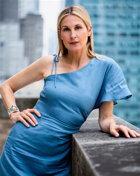 How Tall is Kelly Rutherford?