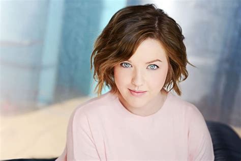 How tall is the actress Aislinn Paul?