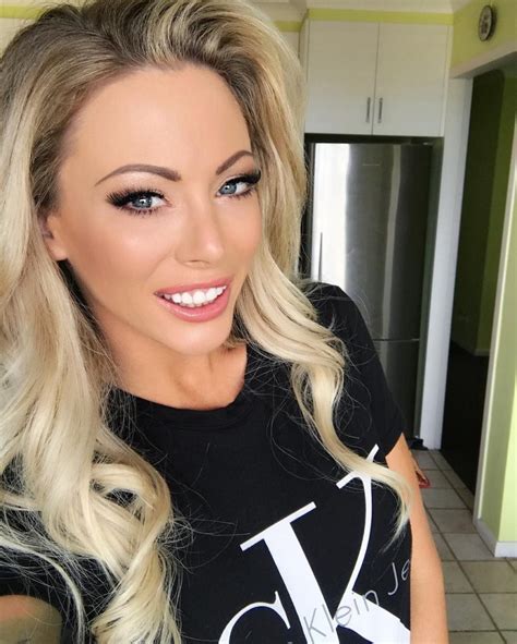 Isabelle Deltore's Net Worth and Financial Status