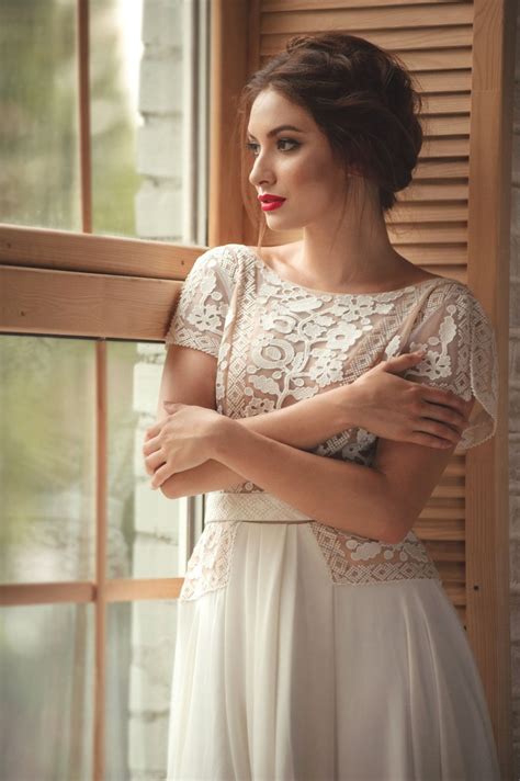 Lace Love: Incorporating Lace into Your Ivory Dress