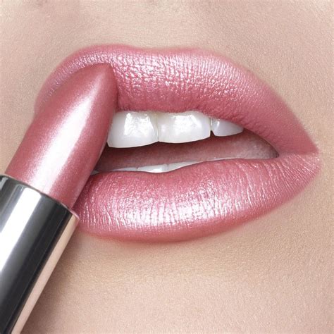 Maintaining and Refreshing Your Shimmering Lip Color All Day