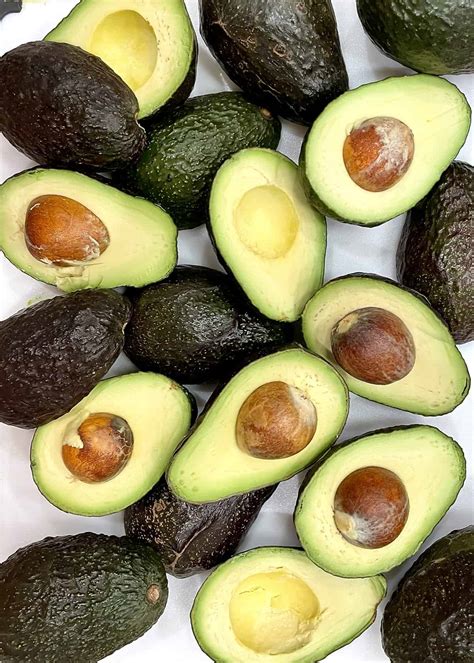 Mastering the Art of Selecting a Ripe Avocado