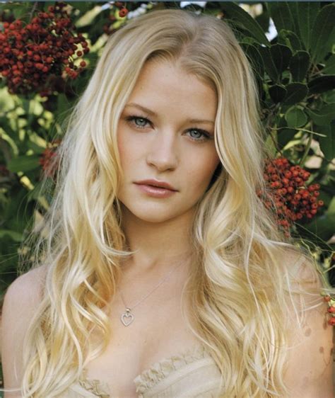 Physical Appearance and Figure of Emilie De Ravin