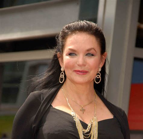 Rise to Fame: Crystal Gayle's Career Beginnings