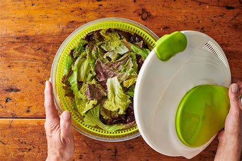 Salad 101: Mastering the Art of Cleansing and Drying Your Greens