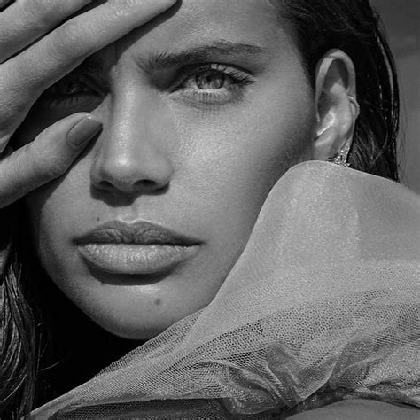 Sara Sampaio's Early Life and Background