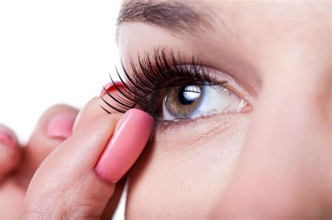 Society's Beauty Standards: How Dreams About Removing Eyelashes Reflect the Impact of External Influences